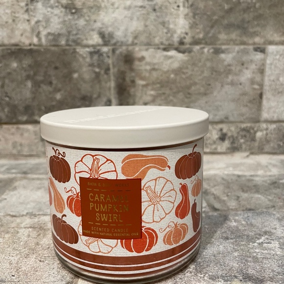 ❤️ BATH AND BODY WORKS CARMEL PUMPKIN SWIRL 3 WICK CANDLE NEW - Picture 2 of 4